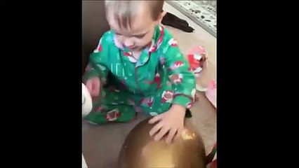 Ce bébé vous montre comment on ouvre un oeuf surprise géant