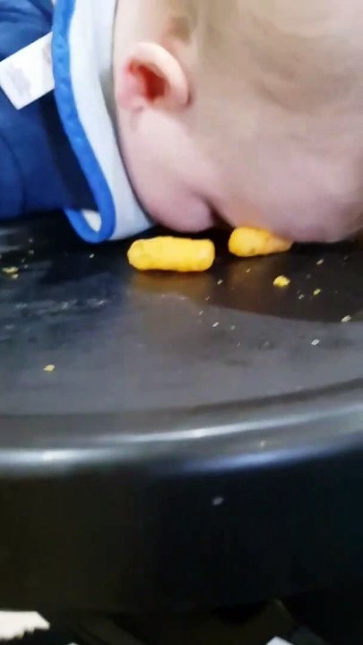 Un bébé endormi la tête dans les chips curly's