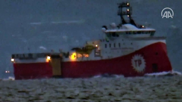 'Barbaros Hayrettin Paşa' sismik araştırma gemisi Çanakkale Boğazı'ndan geçti