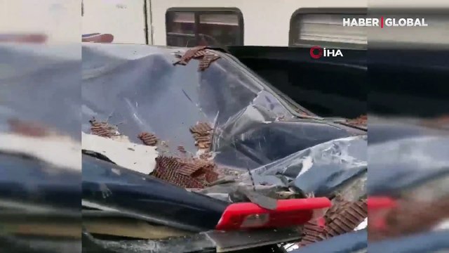 Havada panik! Uçağın motoru patladı, parçalar etrafa saçıldı