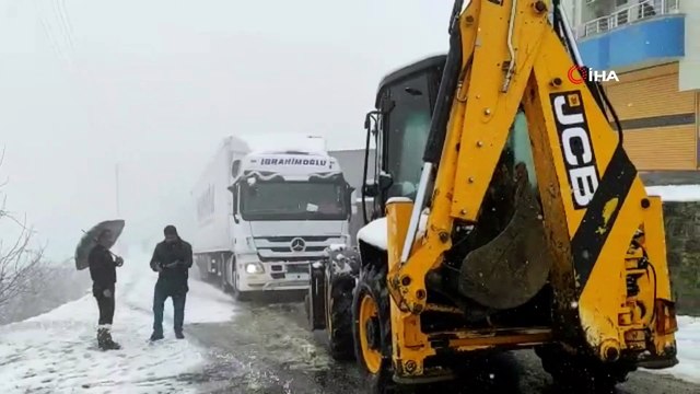 Buzlanma nedeni ile yokuşu çıkamayan araçların yardımına belediye ekipleri yetişti