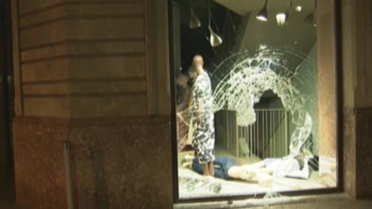 Saqueos y destrozos en otra noche de violencia en Barcelona