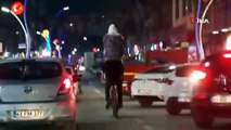 Omzuna aldığı arkadaşı ile işlek caddede bisiklet sürdü