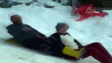 Büyük küçük demeden poşetini alan kara koştu