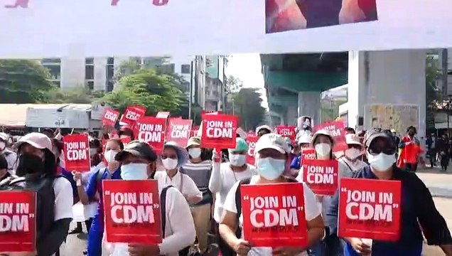 Жители Мьянмы против военных