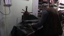 Batmanlı Orhan usta 40 yıldır el yapımı ayakkabı üretiyor