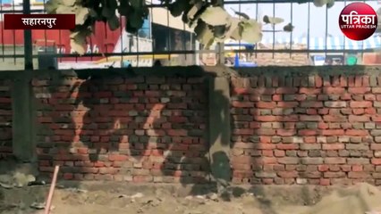 नवीन कृषि मंडी में पुराने ईंटों से बन रहा भवन और नाली