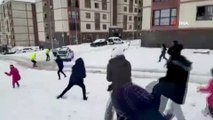 Şırnak polisi ile çocuklar arasında eğlenceli kar topu savaşı