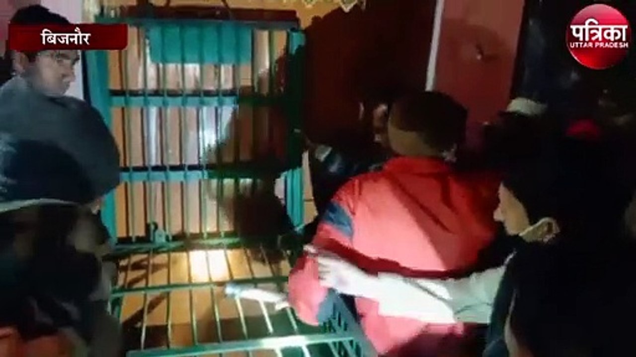 बिजनौर में घर में घुस गया तेंदुआ देंखे वीडियो