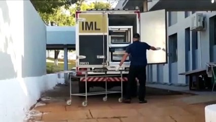 Corpo de homem que foi encontrado morto em residência é encaminhado ao IML