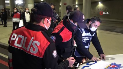 Taksim’de kısıtlamayı hiçe sayarak otomobille gezintiye çıkan 2 kişiye ceza