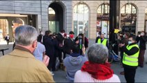 BRÜKSEL - Belçika'da Kovid-19 salgını gerekçesiyle ibadethanelerdeki 15 kişi sınırlaması protesto edildi
