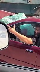Un camion traîne une voiture sur l'autoroute et ne se rend compte de rien