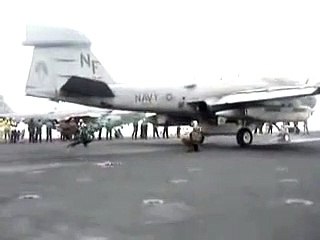Cet employé aéronautique est beaucoup trop prêt du réacteur de l'avion