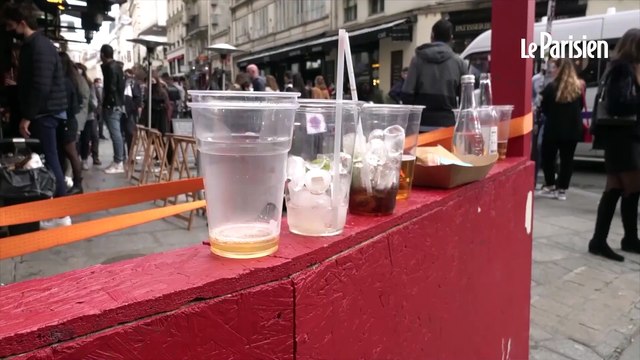 Des centaines de Parisiens un verre à la main, la police intervient