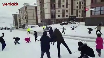 Şırnaklı çocuklarla polislerin yürekleri ısıtan kartopu savaşı