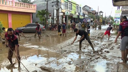 Cleanup begins after deadly floods in Indonesia