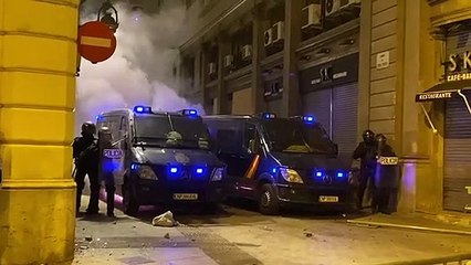 Mossos al lateral de la prefectura durant la manifestació Guillem Ramos