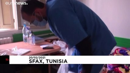 شاهد: طبيب تونسي يبثّ بكمانه الفرح والقوة للمصابين بـ"كوفيد-19"