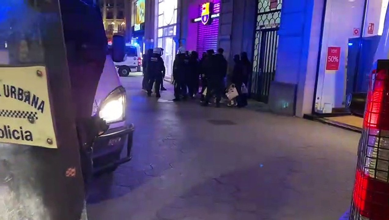 Imatges d'alguns manifestants després d'haver saquejat la Guess Guillem Ramos