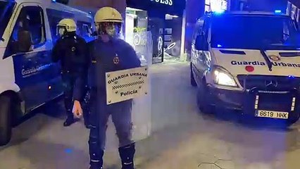 La Guàrdia Urbana custodia la botiga Guess durant la manifestació / Guillem Ramos