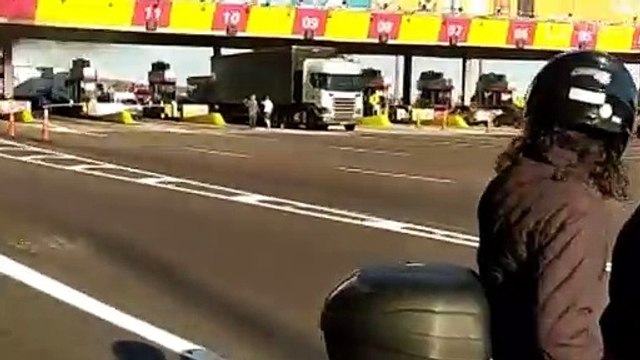 Caminhão pega fogo na BR-277