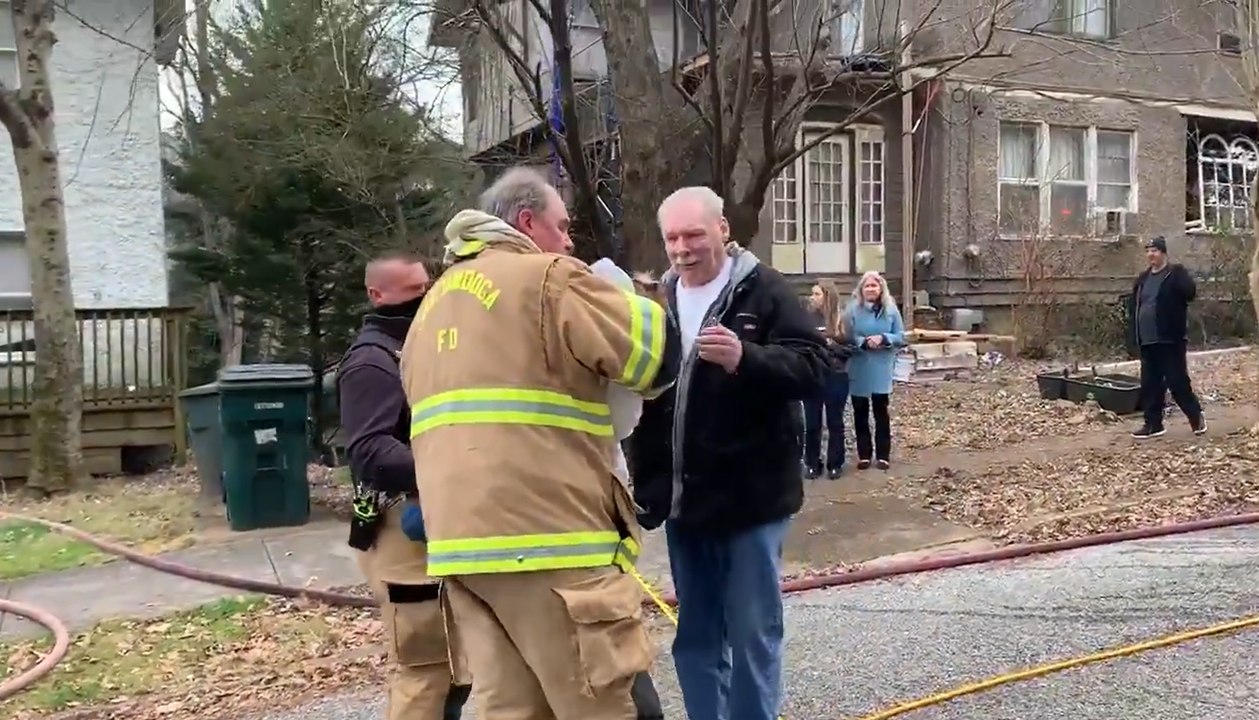 El reencuentro de un hombre con su mascota después de ser rescatada de un incendio