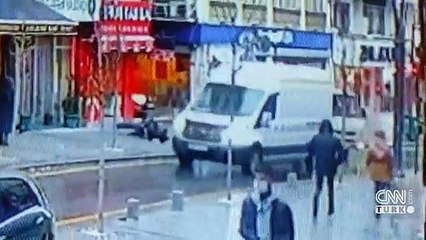 Kaldırımda yürürken üzerine yaşlı adam düştü
