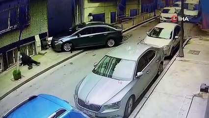 Park yerinden çıkarken fren yerine gaza bastı, kaldırımda yürüyen adam ölümden döndü