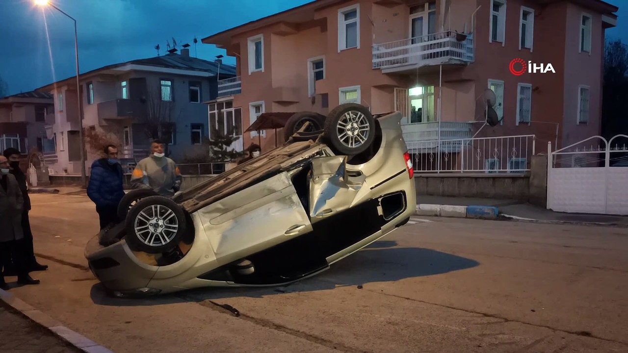 Takla atan aracı mahalle sakinleri bir araya gelerek düzeltti