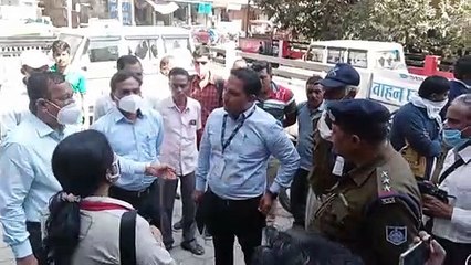 एसबीआई की मगरिया शाखा को सील करने पहुंचा शासन का अमला