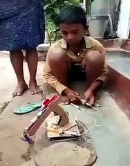 Atık malzemelerle oyuncak kepçe yapan çocuk