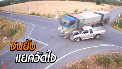 นาทีชนยับแยกวัดใจ รถบรรทุกพ่วง-กระบะ ต่างฝ่ายต่างไม่เบา