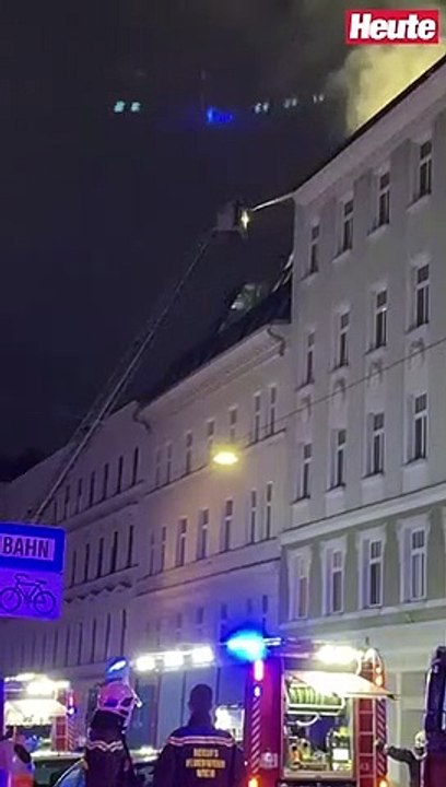 Häuserdach in Wien-Margareten stand in Flammen