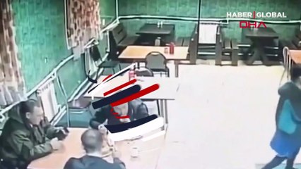 El freni çekilmeyen kamyon kafeye böyle daldı