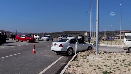 HATAY - Minibüsle otomobil çarpıştı: 3 yaralı