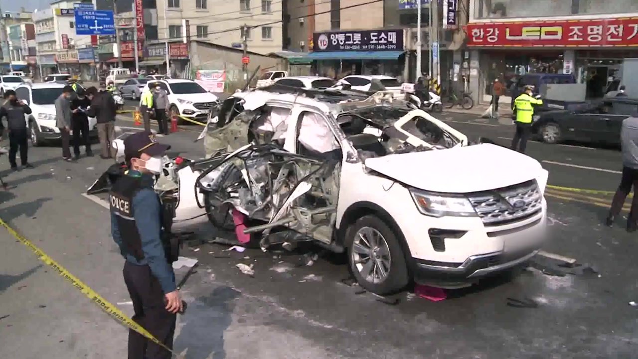 도심 달리던 SUV 차량 폭발...휴대용 부탄가스 원인 추정 / YTN
