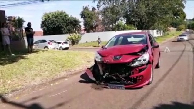 Carros se envolvem em colisão no Bairro Country e Corpo de Bombeiros é acionado