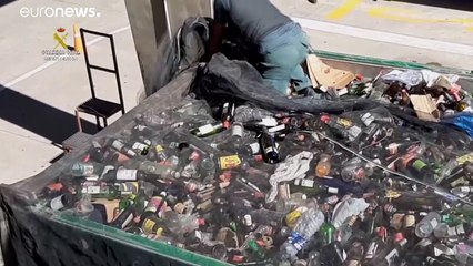 Migrantes en sacos de ceniza y contenedores de vidrio para reciclar