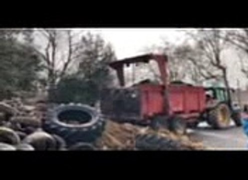 Les agriculteurs déversent devant la Préfecture du Rhône des pneus pour protester contre les menus sans viande à Lyon