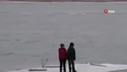 Buzulun üzerinde sürüklenen çocukları vatandaşlar kurtardı