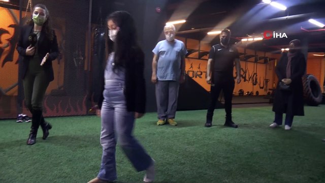 Çöken binanın enkazından kurtarılan 7 yaşındaki Azra artık yürüyebiliyor atabiliyor