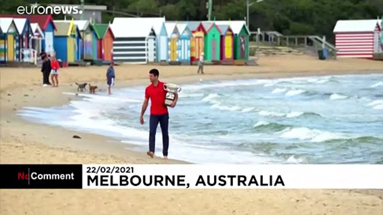 Djokovic: Strandspaziergang mit Pokal