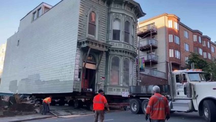 Una casa centenaria se muda de calle en la ciudad de San Francisco