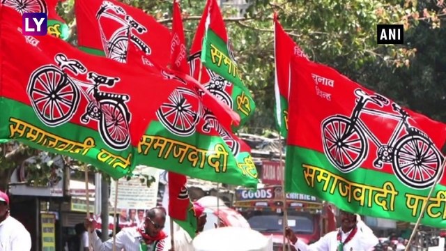 Smriti Irani Takes A Dig At Deepika Padukone | NSUI Workers Distribute Free Tickets Of Chhapaak