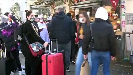 Sıcak Havayı Fırsat Bilen Vatandaşlar İstiklal Caddesine Akın Etti