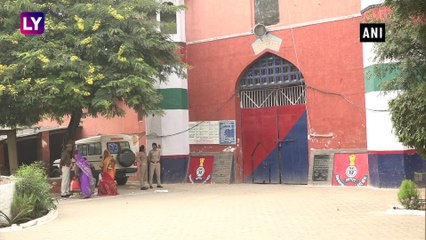 ‘Bhai Dooj: Sisters Queue Up Outside Agra Jail To Celebrate The Festival With Their Brothers