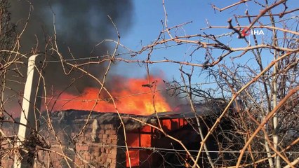 Arı kovanı imalathanesinde çıkan yangını söndürmek için çocuklar da seferber oldu