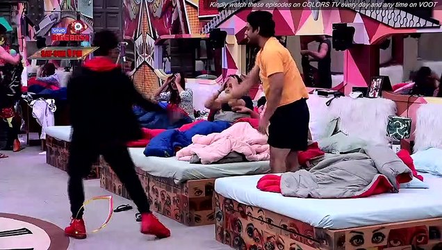 Bigg Boss 13 Weekend Ka Vaar Sneak Peek 01|25 Jan 2020: Himesh ने Rashami के टी सीक्रेट का किया पर्दाफाश