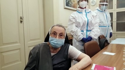 Andria: vaccinazioni over 80. Suor Vittoria è la prima vaccinata a domicilio della Asl Bt. Il direttore Delle Donne: "un tassello importante di questa battaglia contro il Covid" - VIDEO